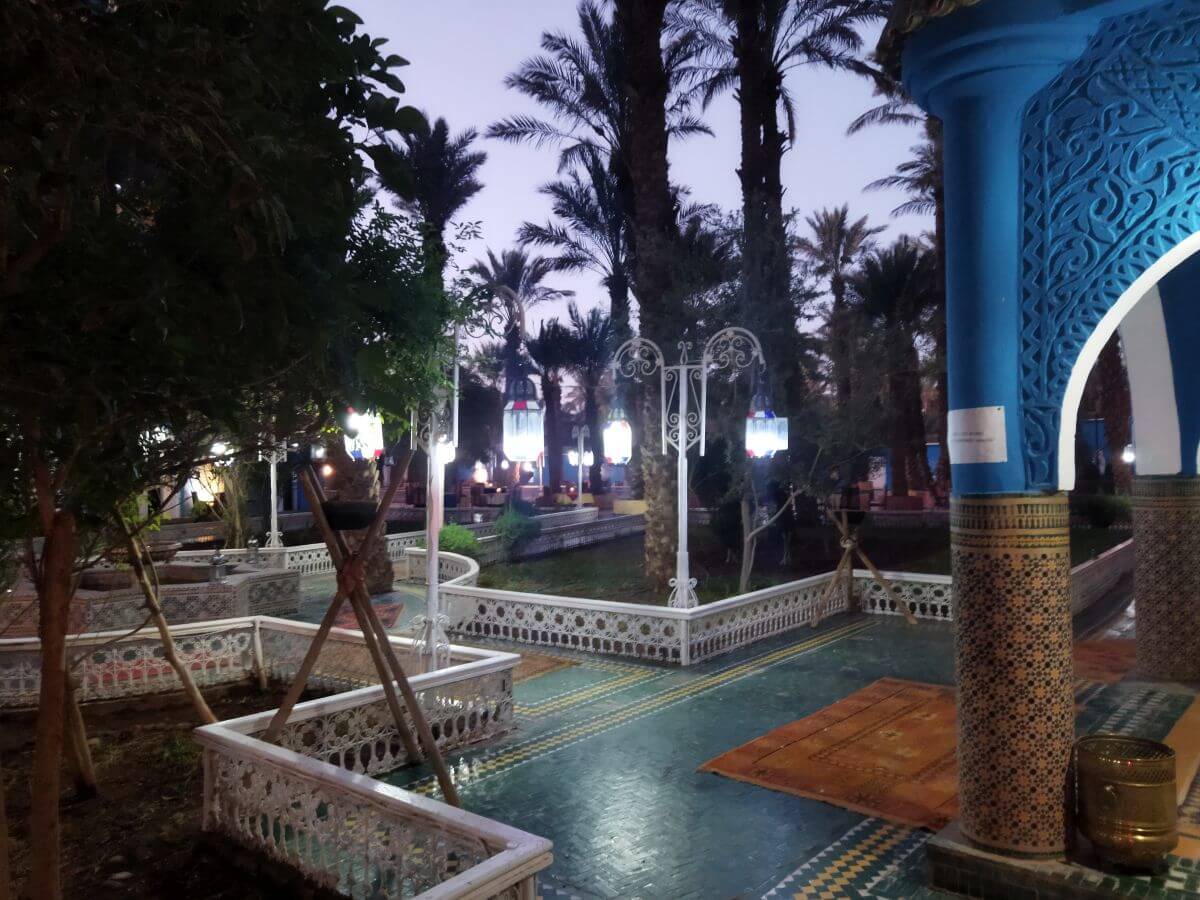 Piękny, klimatyczny hotel nawiązujący swą architekturą do bajkowej tradycji Maroka 